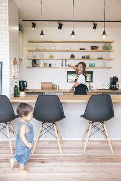 家事をしている最中でも、リビングダイニングを見渡すことができるカウンタースタイルのキッチン。イスに座っている人と会話を楽しめるようにしたいと考え、キッチンの床をリビングよりも一段低く設定している