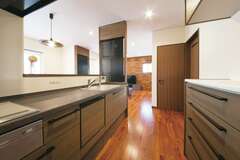 建具の色、質感に合わせてコーディネートしたTOCLASのキッチン。1階全体と庭まで見渡せるので奥さまも安心【エコハウジング】