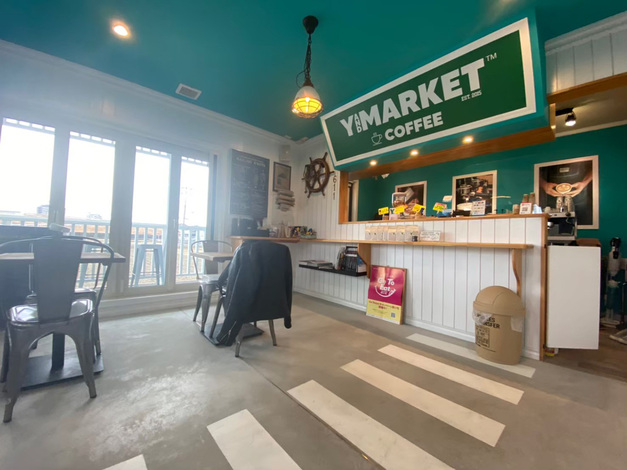 ターコイズブルーをアクセントカラーに取り入れた1階。カラーリングによって雰囲気がガラリと変わる