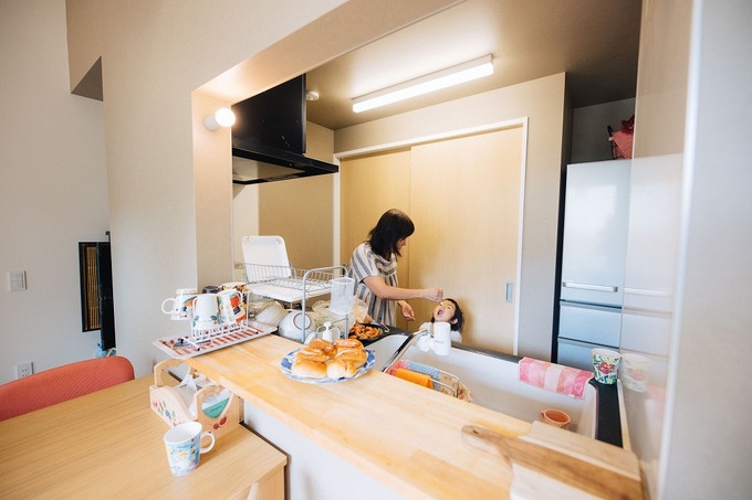 朝起きて、キッチンから見えるお庭が一日のスタートの幸せタイム。食器棚は引違戸で隠して生活感を無くします。