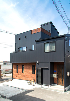 黒ガルバリウムの外壁はご主人の希望。レッドシダーの板壁を組み合わせてスタイリッシュに仕上げた【ぽっくハウス静岡（東海ハウス）】