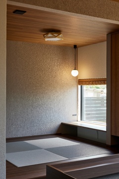 落ち着いた色合いの畳と木目の天井が、モダンさの中に和の温かみを感じさせるタタミコーナー。やさしく灯るペンダントライトが空間に柔らかなアクセントを添え、心地よいくつろぎのひとときを演出。【クレバリーホーム愛知・三重・岐阜（住生活研究所）】