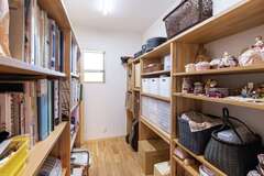 中には造り付けの棚があり、さまざまなサイズのものを収納できる【深見工務店 S-style】