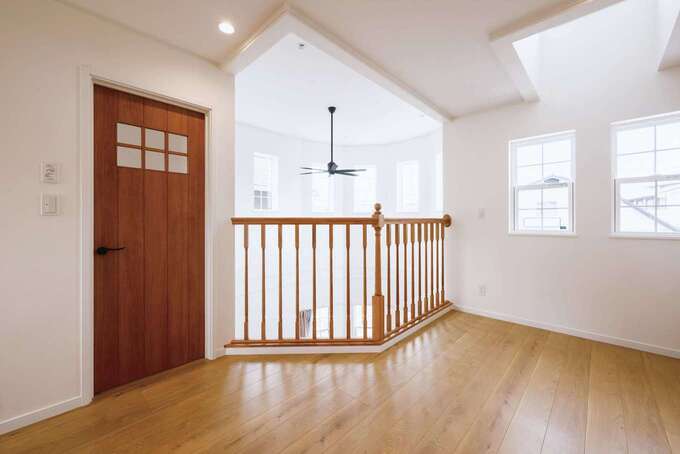 2階ホールは多用途に使える自由な空間。吹き抜けを通して1階の気配が感じられ、安心して過ごせる