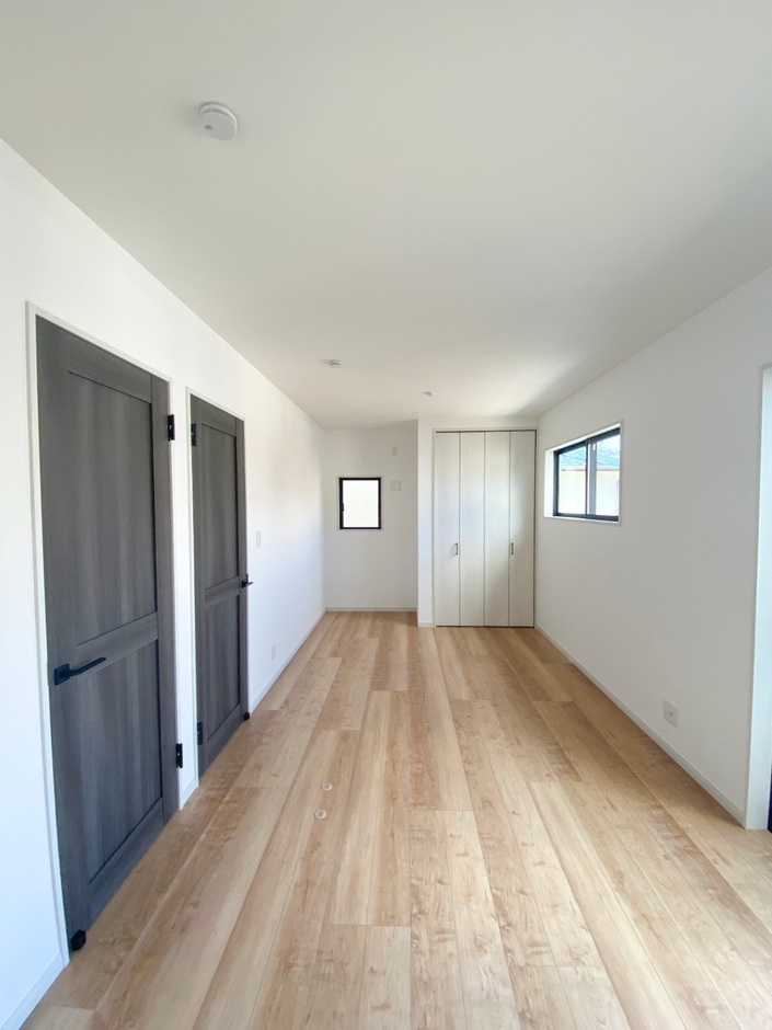 明るい自然光が差し込む、広々とした子ども部屋。2部屋に仕切ることができるため、ライフスタイルの変化に柔軟に対応できる設計。