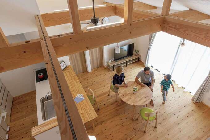 ロフトからの眺め。光と風通しを考慮した設計で光熱費を抑えながら暮らせる