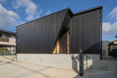 現代的なデザインの平屋建物外観。シャープなラインとダークカラーの外壁が印象的で、落ち着いた雰囲気を演出している。【SIMPLE NOTE 熱田・一宮スタジオ　三協建設】