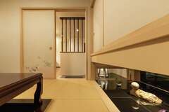 小上がりの和室。光を通す地窓はギャラリーコーナーにもなる【住宅工房 アリアンス】