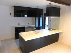 カウンターテーブルを兼ねたシステムキッチンでは、調理とコミュニケーションが同時に楽しめる。【建築システム（狭小住宅専門店）】