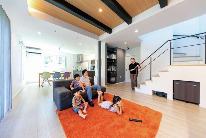 テクノストラクチャー工法ならではの大空間・大開口を実現したLDK。リビングイン階段の手すりはアイアンのオーダーメイド。折上げ天井の梁がアクセントに