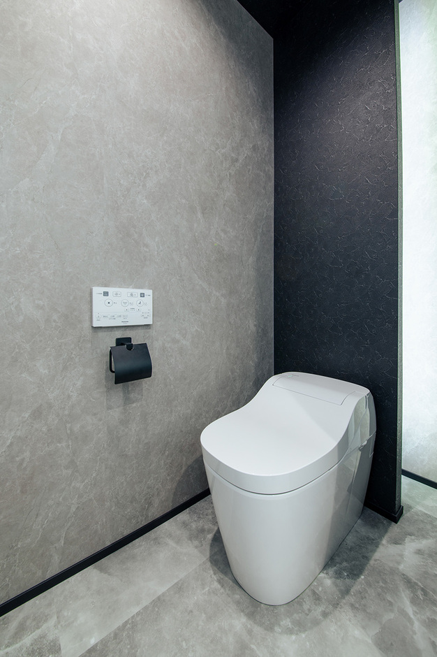 無機質なデザインが美しい1階のトイレはゲスト用。まさにホテル仕様のような凛とした佇まいは夫婦のイメージ通り
