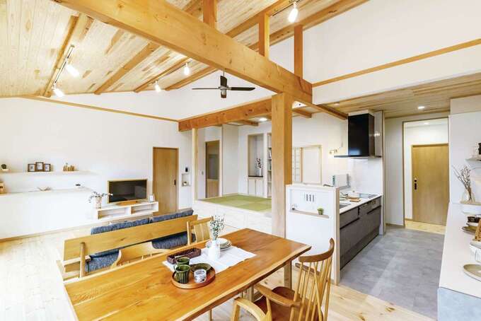 大黒柱には、玄関の框と同じ欅を採用。その横のニッチには、スイッチを集約し、キッチンからもダイニングからも手を伸ばしやすい