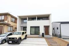 箱型のシンプルな外観。外壁は白を選び、明るくモダンな印象に。建物は長期優良住宅認定で耐震等級3。ZEH基準をクリアする断熱等級5も担保し、年中快適で省エネな暮らしが実現した【遠州鉄道 遠鉄ホーム】
