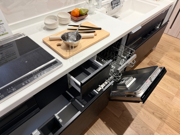 モダンなデザインのキッチン。調理スペースが広く、収納が充実しているのが特徴。使いやすさに配慮された設計で、食事の準備が楽になる。