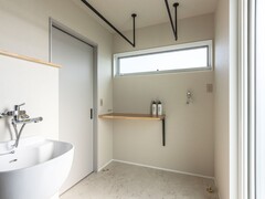 洗濯の負担が劇的に減る工夫は、ランドリースペースとファミリークローゼットにあります。
「洗う・干す・乾かす・アイロンがけ」が1ヶ所で完結するランドリースペースは、テラスドアを開ければ外干しも簡単に。
ファミリークローゼットが隣接しているので、乾いた洗濯物はハンガーのままかけて片付けも完了します。【森住建】