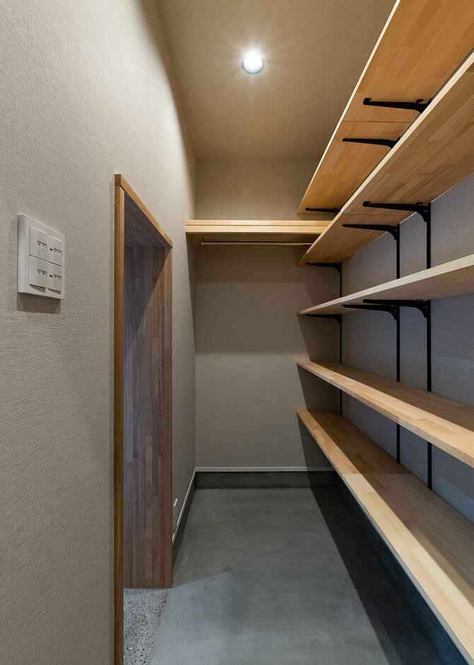 玄関と繋がった収納スペース