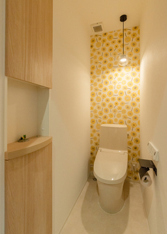 来客も使用する1階トイレには奥さまが選んだひまわり柄のクロスを。ペンダントライトで華やかに演出【HAPPY HOUSE（山田工務店）】