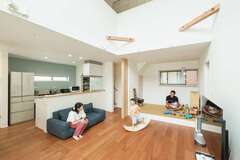 小上がりが空間の役割をほどよく分割。遊びやお昼寝に活躍【HAPPY HOUSE（山田工務店）】