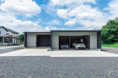 二台の車を余裕をもって停めることができるビルドインガレージ。機能性とデザイン性を兼ね備えた、現代的な駐車スペース。【チェックハウス】