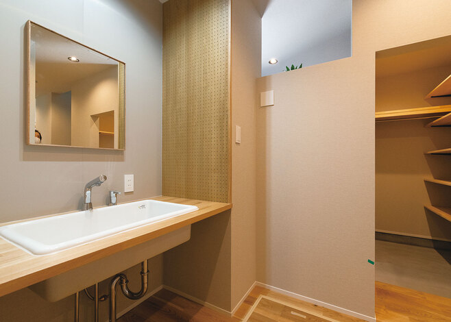 玄関、収納スペース、洗面の動線