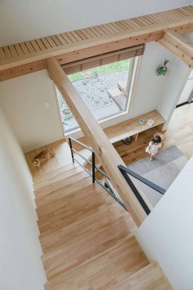 吹き抜けにはキャットウォーク。客間となる1室を除いて、すべての部屋にキャットドアが備えられている