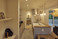 キッチンの奥に見えるアーチの垂れ壁がポイント。【平屋建築ブルーハウス】