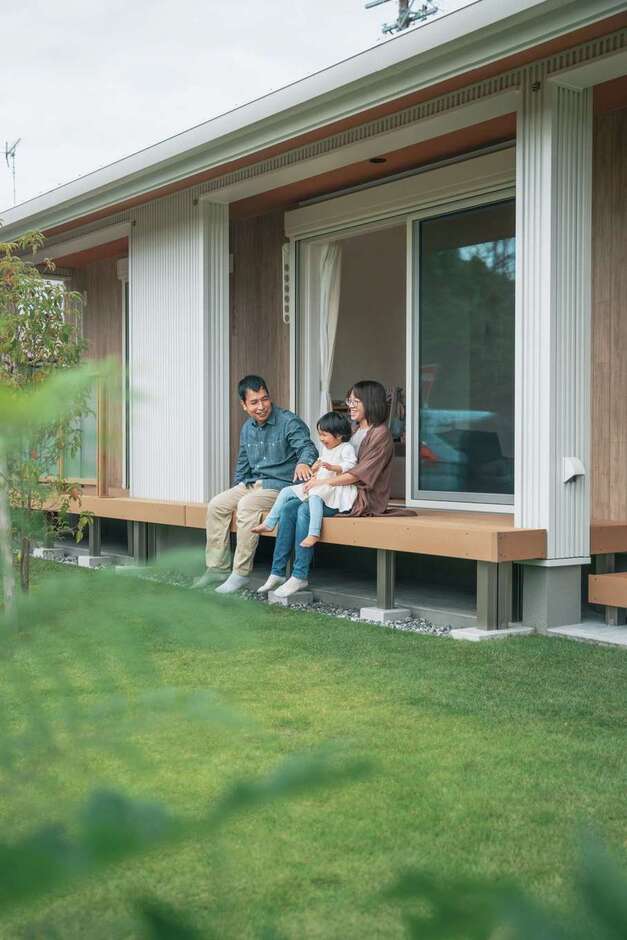 ウッドデッキで庭を眺めて家族団らん。庭のある家がご主人の結婚以来の夢だったそう
