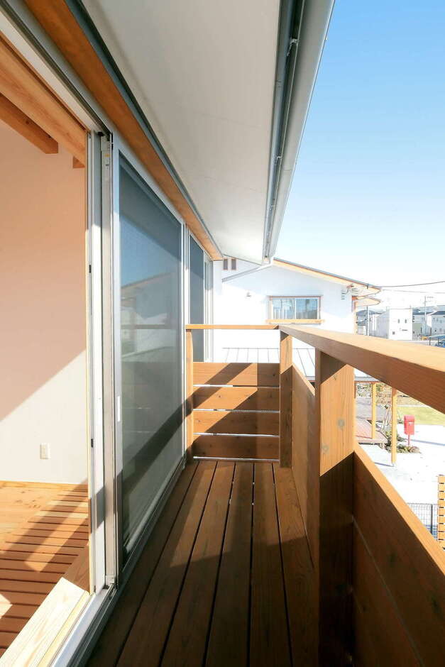 大きくとった窓に、強い日差しを防ぐ深い軒を組み合わせることで、室内は明るく過ごしやすい空間に