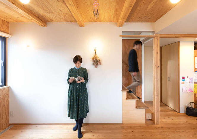 室内を十字に仕切る壁のみ白くペイントし、木の空間にアクセントを付けた。階段の一段目は神社のご神木のヒノキ材。踏み心地もどっしりと安定感がある