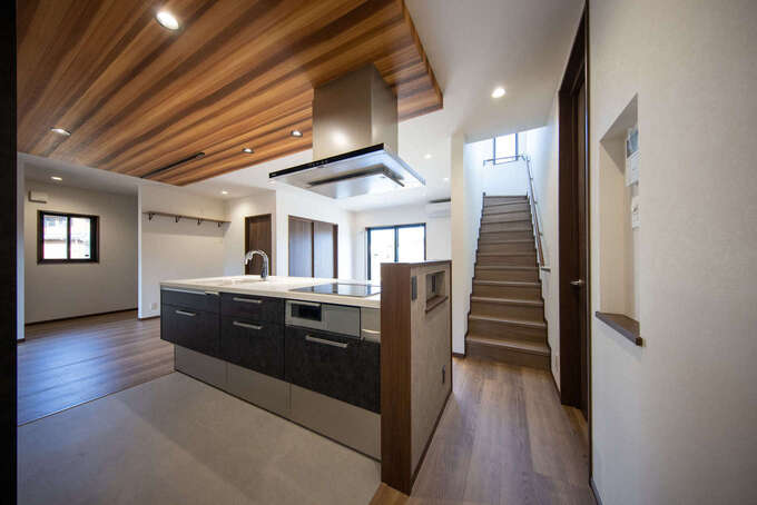 アイランドキッチンを中心に、回遊しやすい間取りが便利。子どもが帰ったら「ただいま」を言ってから2階に上がるよう、リビングイン階段に