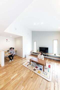 1階に勾配天井を採用できるのは平屋ならでは。窓からはたっぷりと日差しが注がれる明るく開放的な空間。ナチュラルテイストでまとめられた、くつろぎの指定席に