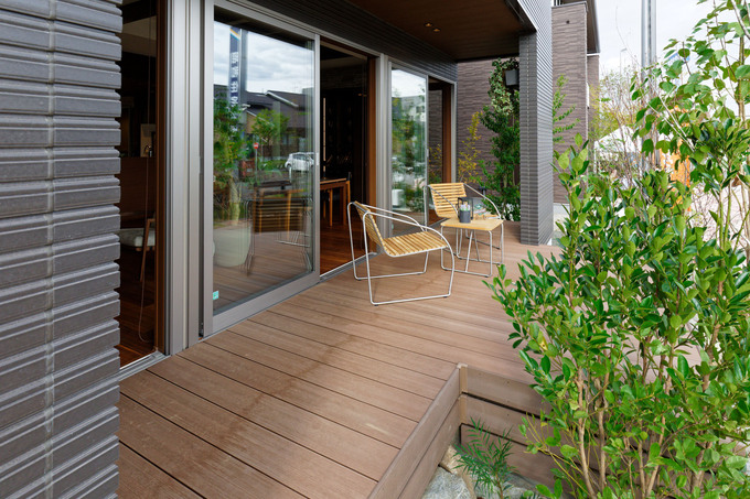 天気の良い日にはウッドデッキでお茶をすることも