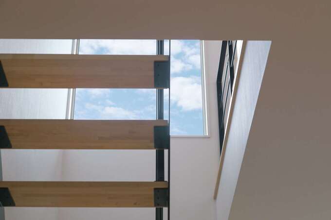 吹抜けの窓に映る青空がお気に入り