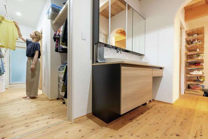 玄関、洗面スペース、ユーティリティ、LDKがつながる