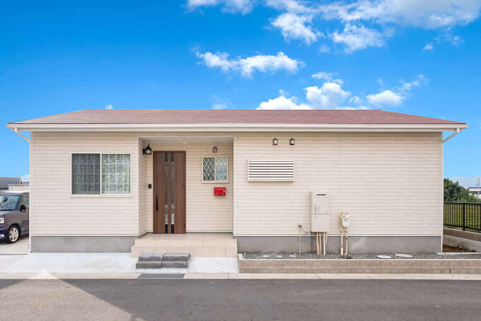 最初は2階建ても考えていたが、将来の暮らしやすさを考慮し平屋を選択。シンプルなフォルムに赤い屋根をのせ、かわいくて飽きのこない表情に