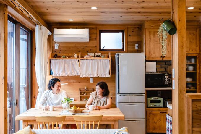 天然の木材特有の調湿効果で、夏はサラッと気持ちよくて、冬は潤いのある暖かさに。夫婦も子どもたちも一年中素足で快適に過ごしているそう。新築から3年が経ち、杉の床も味わいを深めてきた
