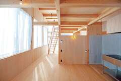 ラワンの合板に囲まれたひとつの大きなワンルームのような2階。職人の確かな技術が生み出した、木の温もりに包まれる空間だ