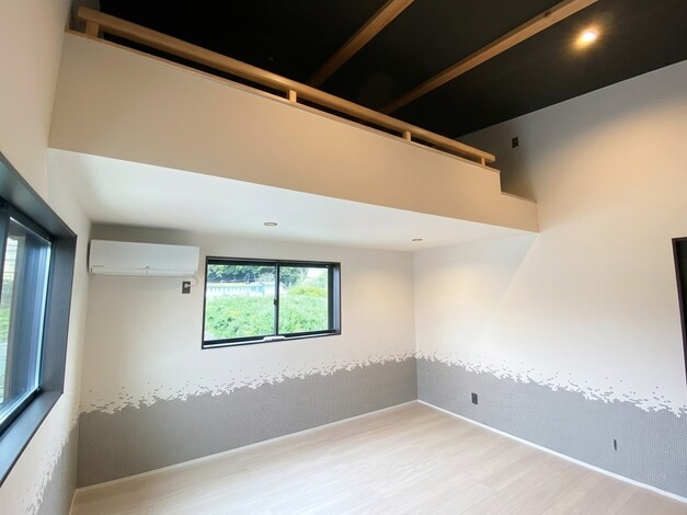 屋根の勾配を利用してロフトをつけた寝室は、天井が高く開放感いっぱい。