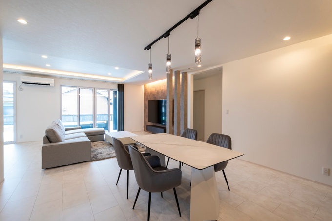 明るい光が差し込むリビングダイニング。シンプルなインテリアが特徴で、リラックスできるソファとダイニングテーブルが配置されている。