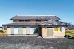 田んぼが広がるのどかな環境に、おおらかな構えの外観が溶け込む。小屋裏には通気用の窓を多く設置【櫻 工務店】
