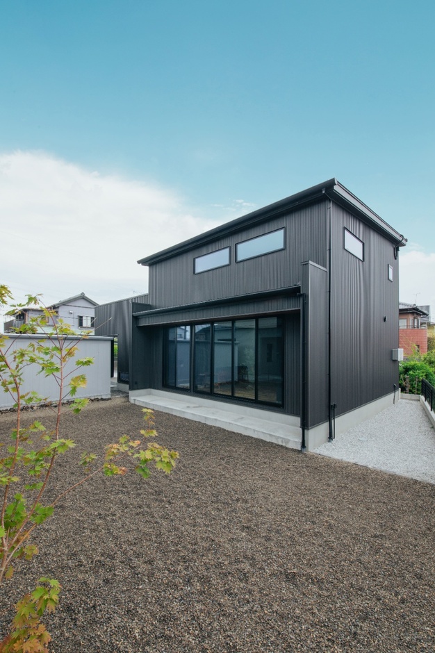 広々とした庭で愛犬をあそばせてあげたいということも家づくりのきっかけのひとつ。「この庭で愛犬とボール遊びをするのが今から楽しみです」とご主人