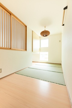 木の温もりと畳の香りが調和する畳スペース。窓から自然光が差し込み、落ち着いた雰囲気を演出している。【FPの家（アイジーホーム）】