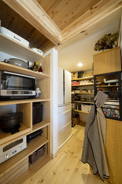 充実したパントリー。収納棚にはキッチン家電や調理器具が整理され、スムーズな作業が可能である