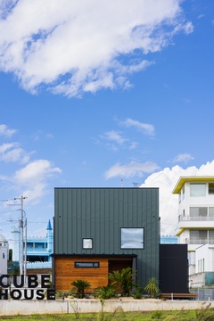 シンプルでモダンなデザインの外観。立方体の形状と木材とガルバリウムの組み合わせが特徴的な住宅