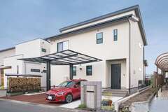 街並みに溶け込む白壁のオーソドックスな外観【河原崎建設】