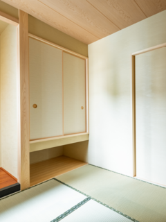 シンプルかつ伝統的な和室。
しっくり馴染む、心地よい和の雰囲気は、
落ち着きのある空間を演出します。