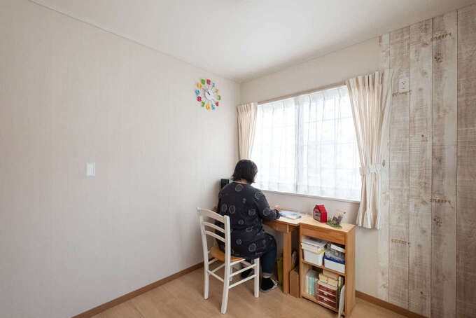 孫たちのお泊まり用に用意した部屋は、一部にアンティーク調の木目クロスを貼り、ナチュラルなあたたかみをプラス。普段は奥さまのアイロンビーズの作業部屋として使用