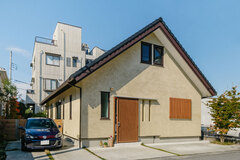 平屋のようにも見える三角屋根のシンプルな外観