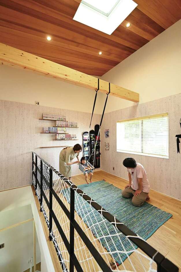 ２階のフリースペースはトップライトを設けて明るさを確保。梁に吊るしたブランコが子どものお気に入り。読書やギター演奏など、インドアな趣味空間としても活躍