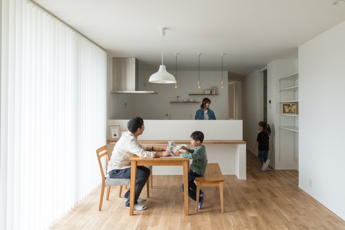 平屋だからこその、家族の距離。キッチンの横を通り各居室へと繋がる間取りには、オーナーさまの「子どもが成長しても、必ず毎日顔を合わせる間取りにしたい」という願いが込められています。